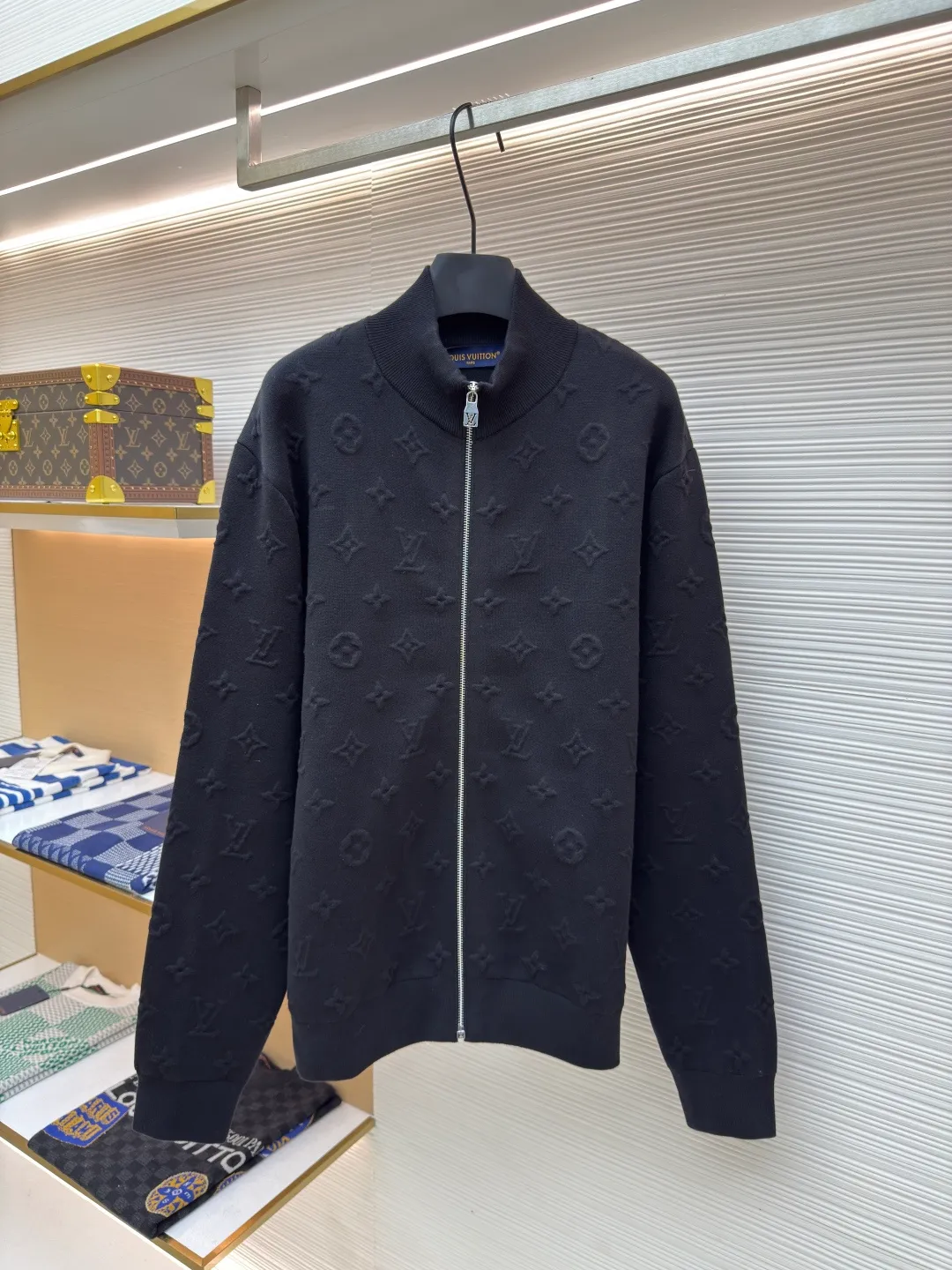 LOUIS VUITTON embossed embossed knitted zipper jacket ●Authentic product: purchased and developed by 18899 ●Item number: 1680496-C10 ●Fabric: knitted fabric ●Technology: embossed embossed production ●Version: fitted version ●Weight: about 930 grams ●Size: S-M-L-XL ●Description: YB purchases patterns and uses customized cotton yarn to make them. The process is complicated and requires spinning out the raw material core. After secondary processing, the yarn is hooked on the machine and the raw material core is threaded. After completion, dyeing is carried out. The dyeing vat can only be found in high-temperature vats. If the temperature is not enough, the yarn will be dyed unevenly! It will take several hours to dry at low temperature. If the degree is too high, it will be scrapped directly. After dyeing, you can only use a slow machine for wooling. Fast machines are prone to problems with thick and thin hair horizontal bars. The fabric pieces are woven using imported machines for parallel and even speed. Each piece takes 270 minutes, which is time-consuming and labor-intensive. Full-width brand embossed jacquard design, the overall routing is straight and delicate, the fabric is comfortable and soft, and the color is consistent without color difference. It can be matched with the same style to create a fashionable look, and can be used in various occasions. Customized accessories, complete with three standards, same style for men and women!